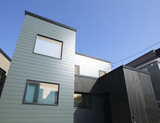 大きな吹き抜けのダイニングがある家