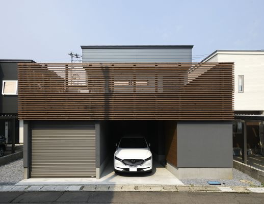 2階リビングにつながる屋上広場のある家