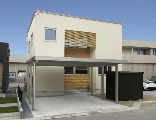 吹抜けからの光で四季を楽しむ家