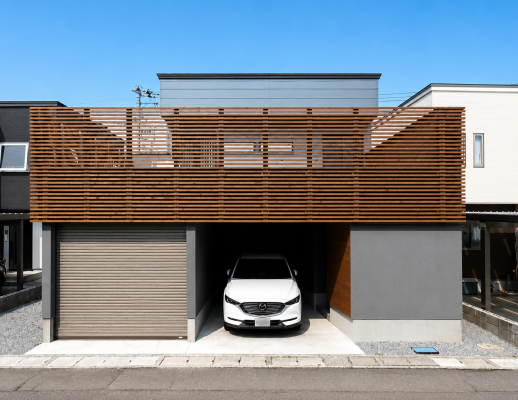 2階リビングにつながる屋上広場のある家